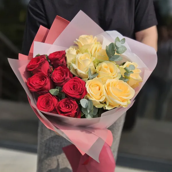 Букет из роз и эвкалипта