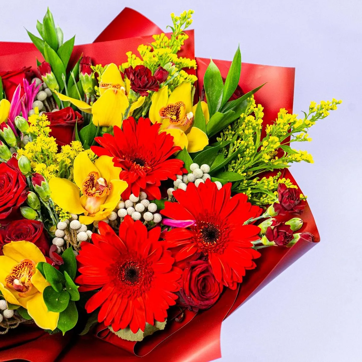 Букет из орхидеи, красных гербер и роз