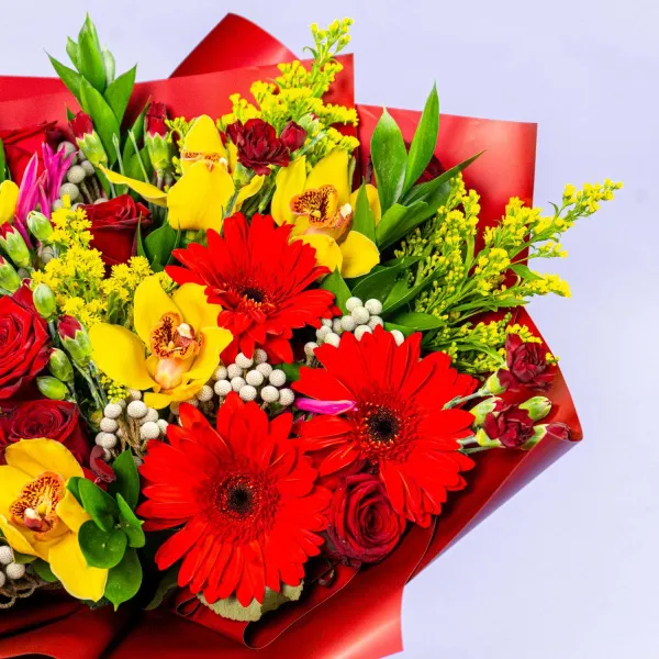 Букет из орхидеи, красных гербер и роз