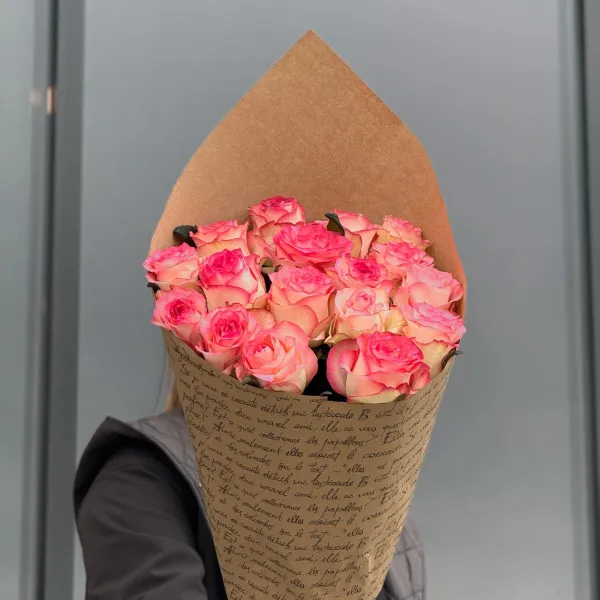 Букет из 17 розово-белых роз (60 см)