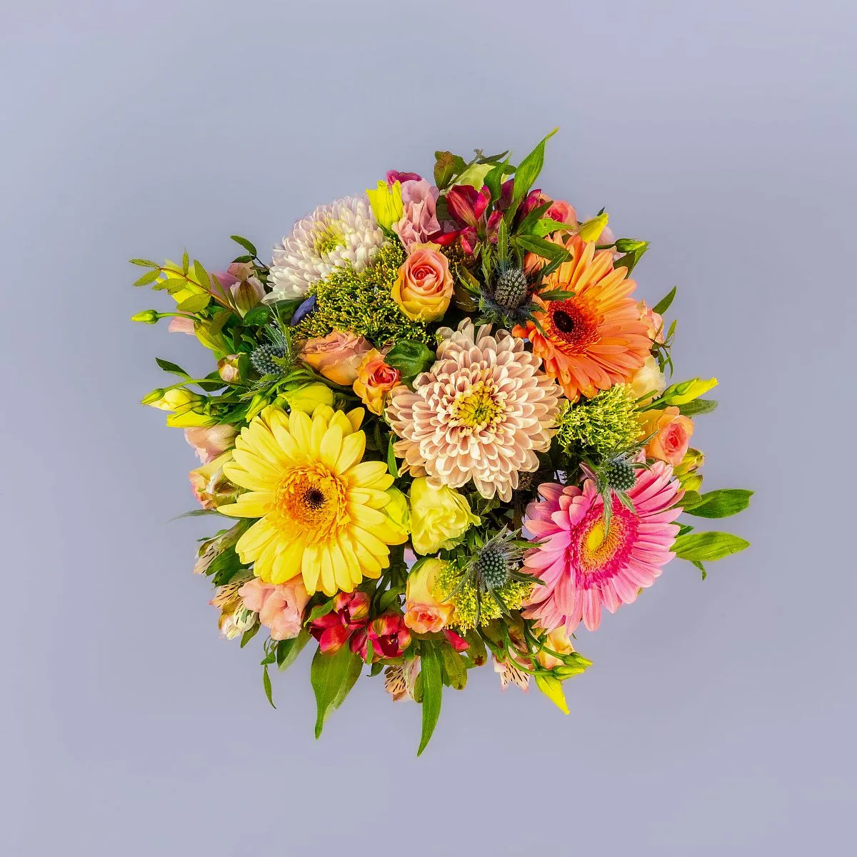 Герберы, альстромерии, розы в коробке