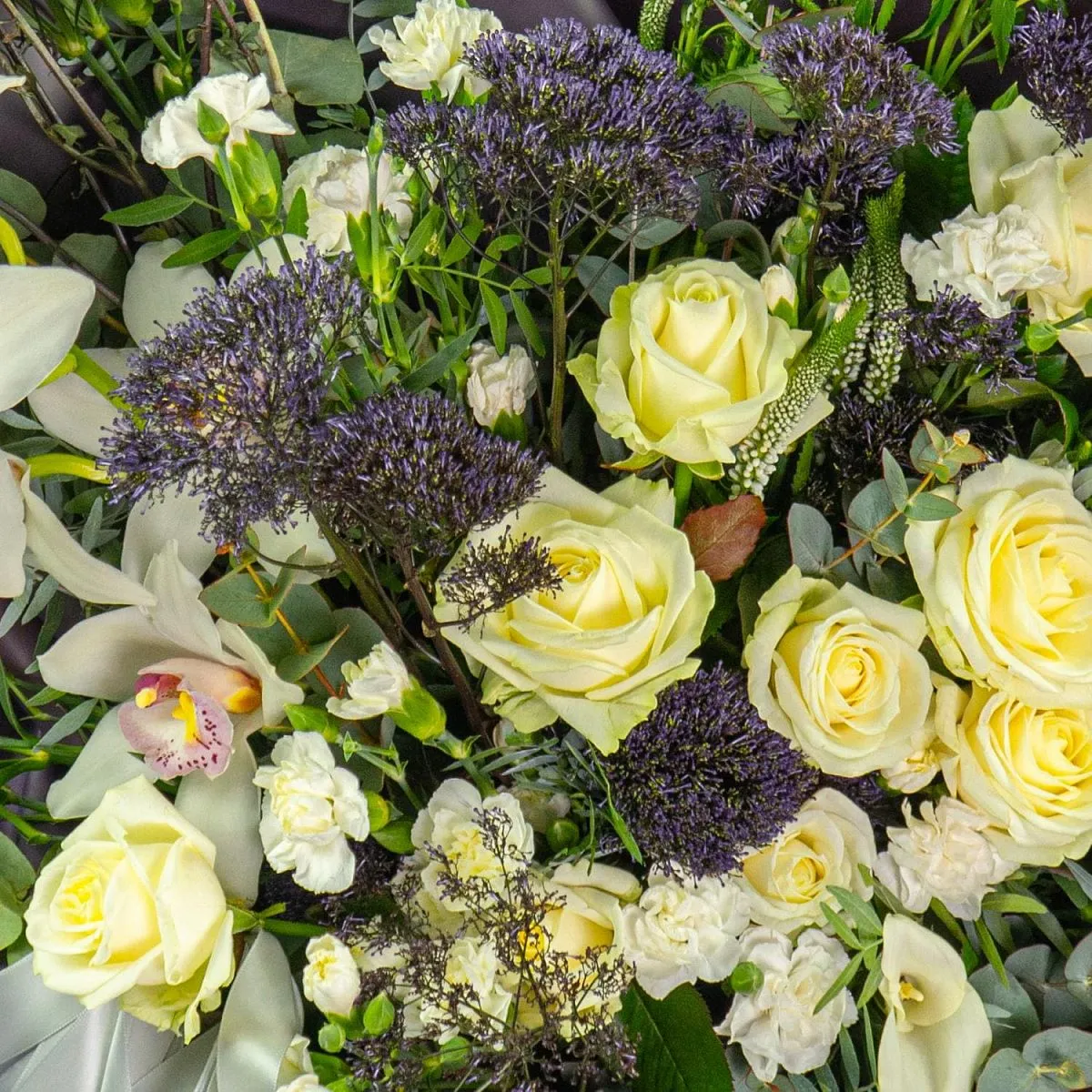 Букет из орхидеи, роз и гвоздик