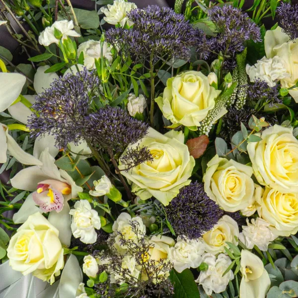 Букет из орхидеи, роз и гвоздик