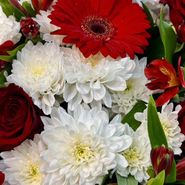 Букет из роз, гербер и хризантем