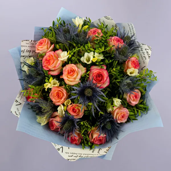 Букет из нежных роз и эрингиумов