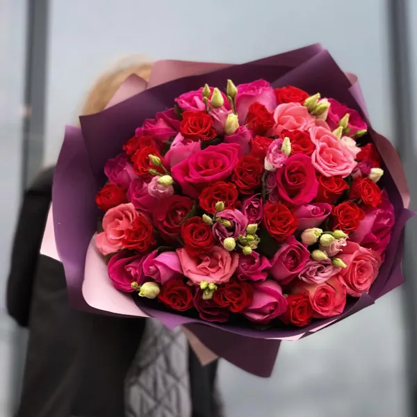 Букет из роз и эустом