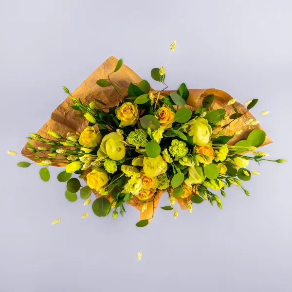 Букет из роз, пионов и гвоздик