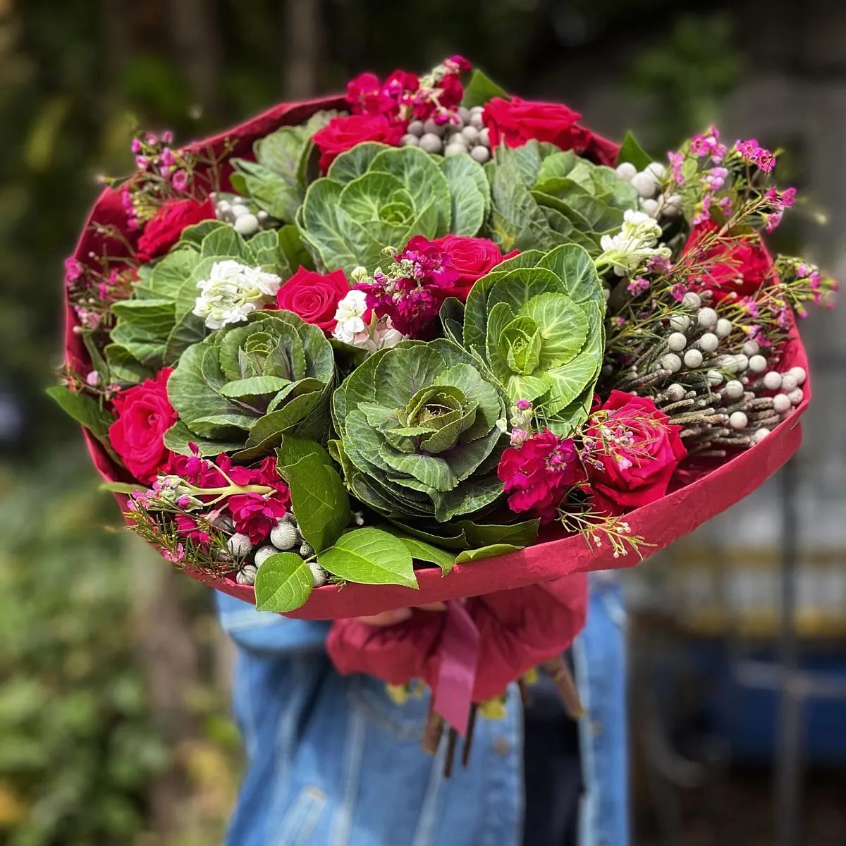 Огромный букет из роз, брасики и брунии