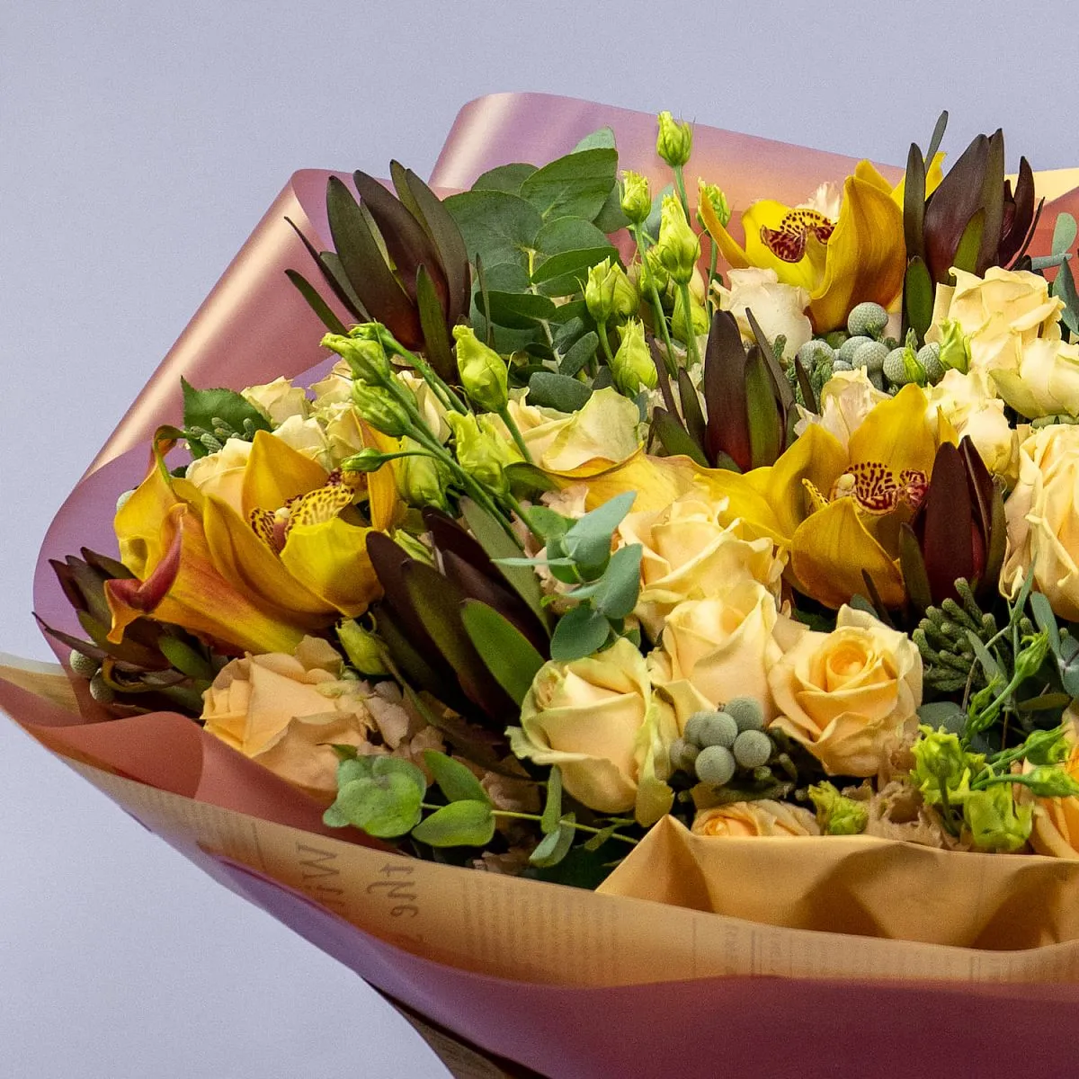 Букет из роз микс, эустом и орхидеи