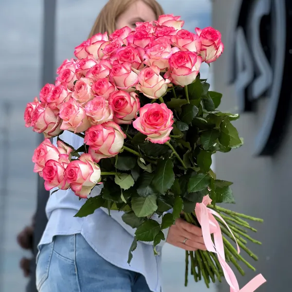 35 бело-розовых роз (70 см)