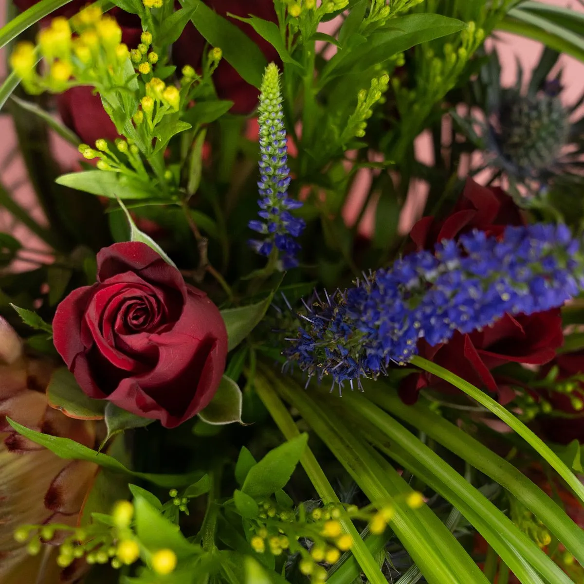 Розы, протея и вероника в коробке