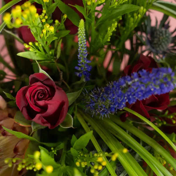 Розы, протея и вероника в коробке