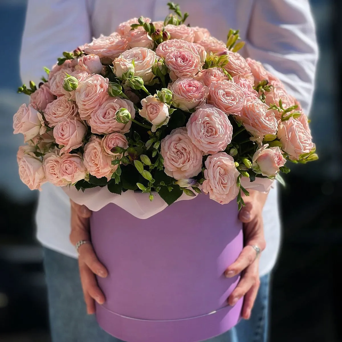 Розы и фрезии в коробке