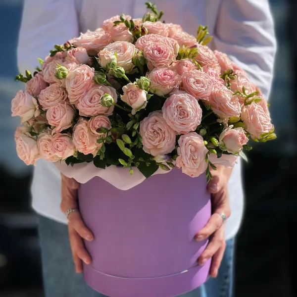 Розы и фрезии в коробке