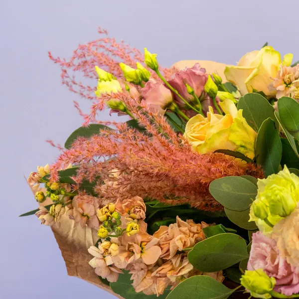 Букет из роз, маттиол и гвоздик