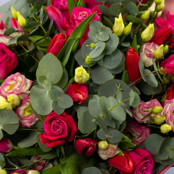 Букет из 10 роз и 19 тюльпанов