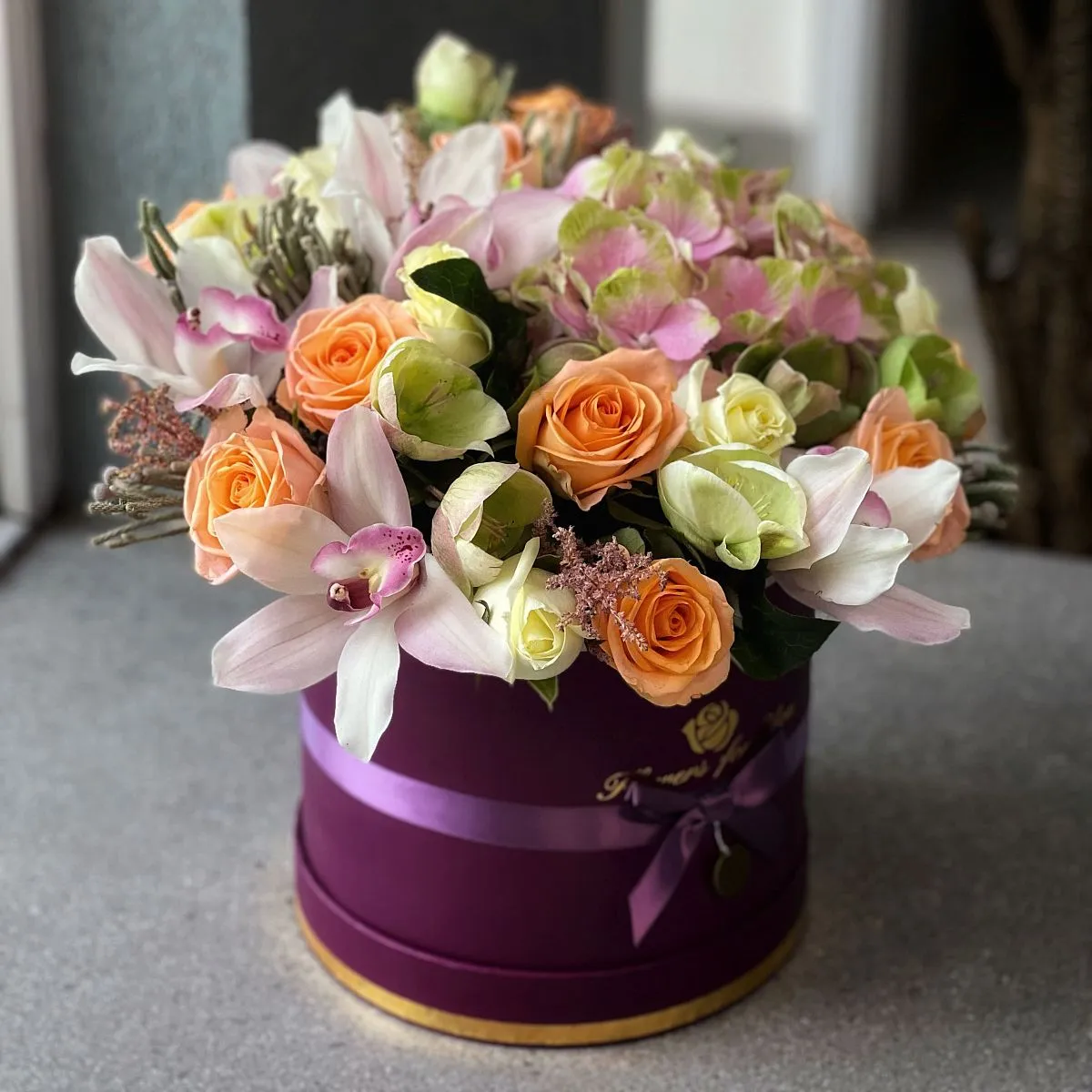 Розы, астильб и брунии в коробке