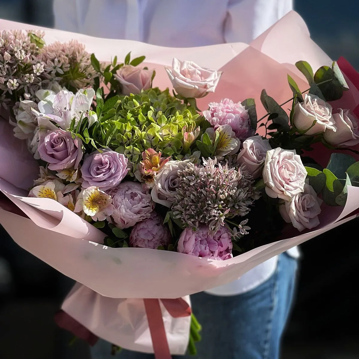 Большой букет из альстромерии, роз и аллиума