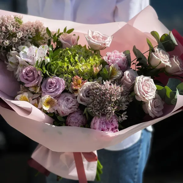 Букет из альстромерии, роз и аллиума