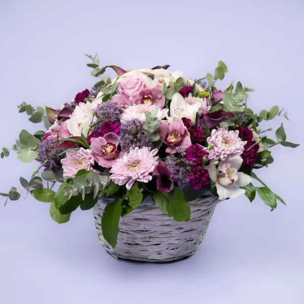 Орхидеи и хризантемы в корзине