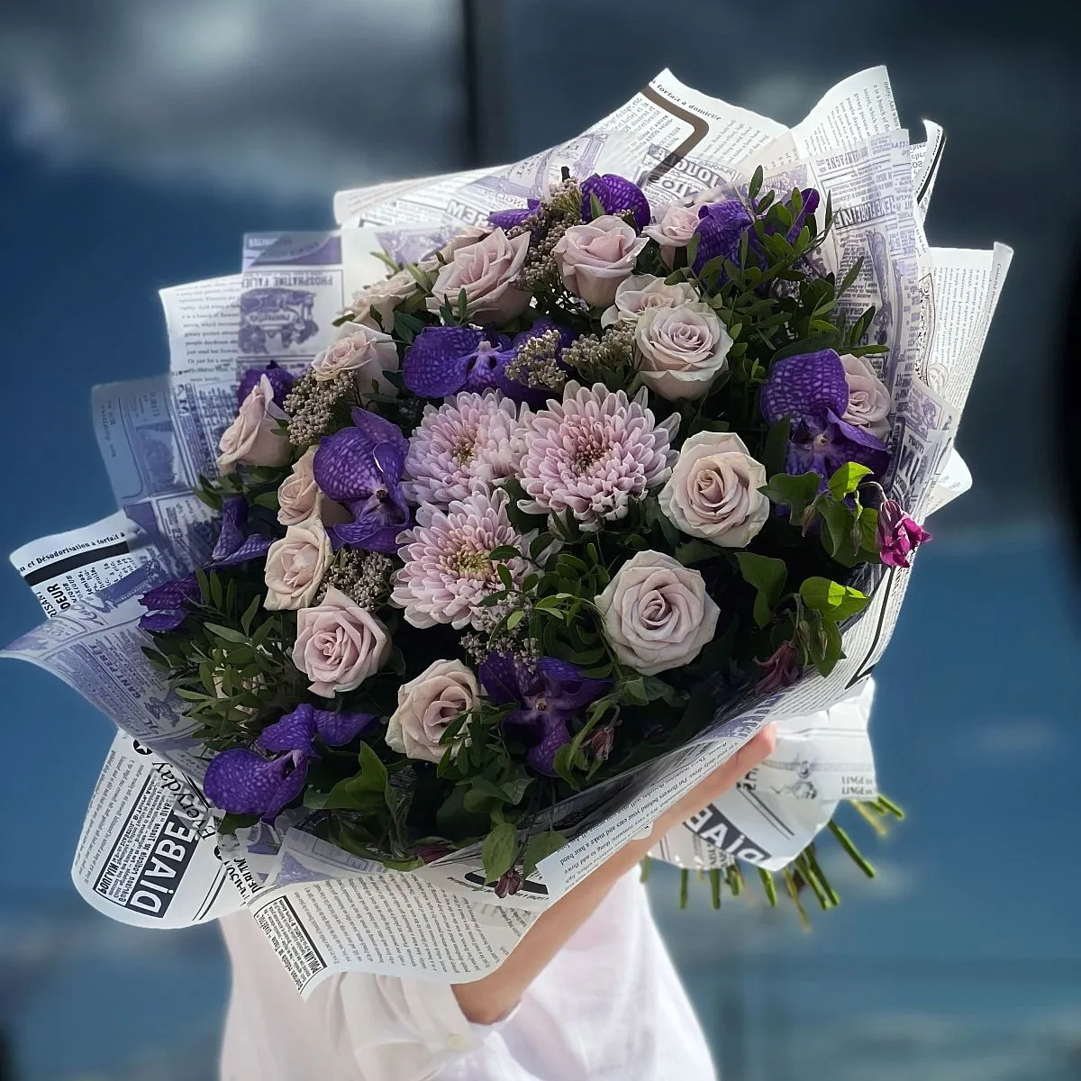 Букет из роз, хризантем и ахилея