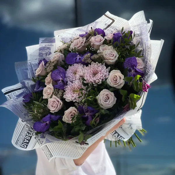 Букет из роз, хризантем и ахилея