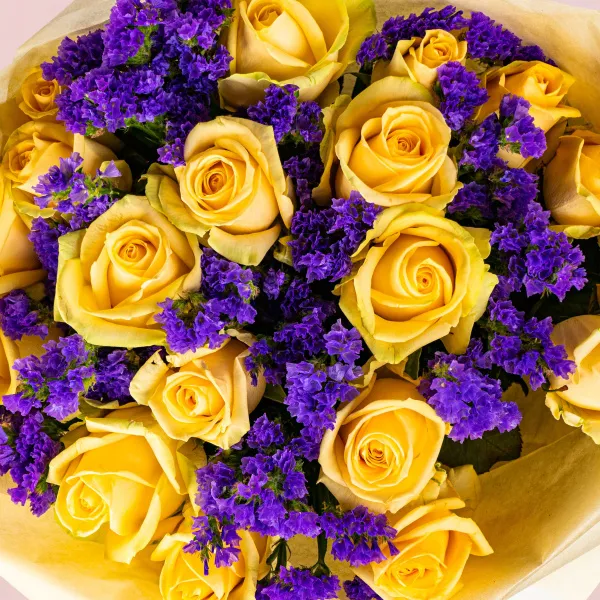 Букет из жёлтых роз и статицы