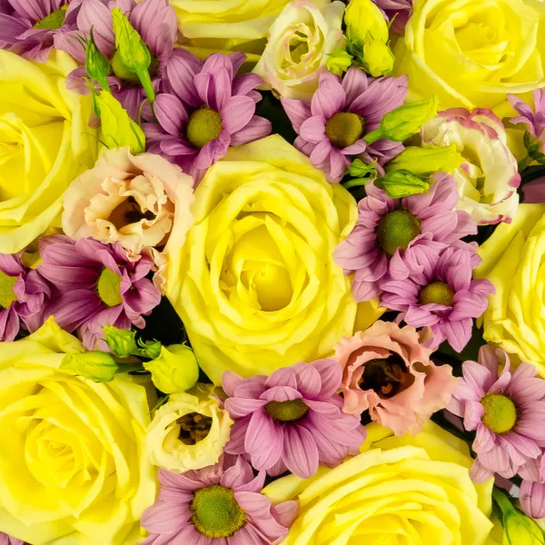 Розы, хризантемы, эустомы в коробке