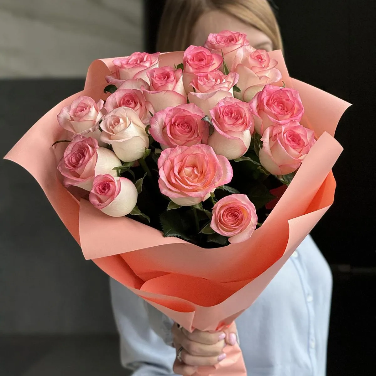 Букет из 17 розово-белых роз (50 см)