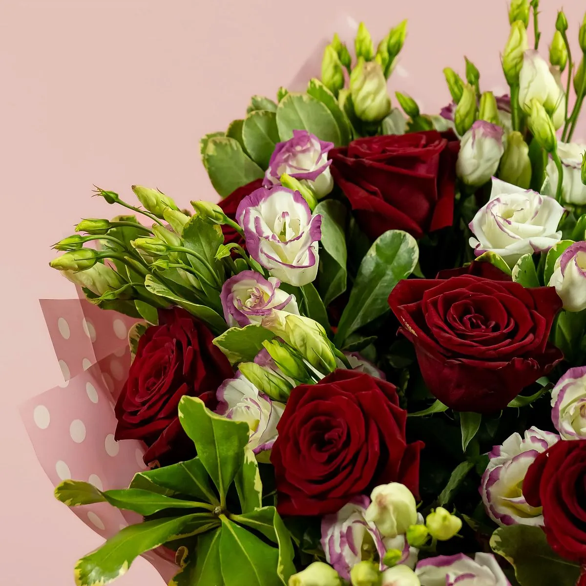 Букет из роз и бело-розовых эустом