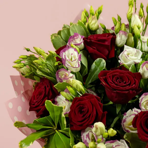 Букет из роз и бело-розовых эустом