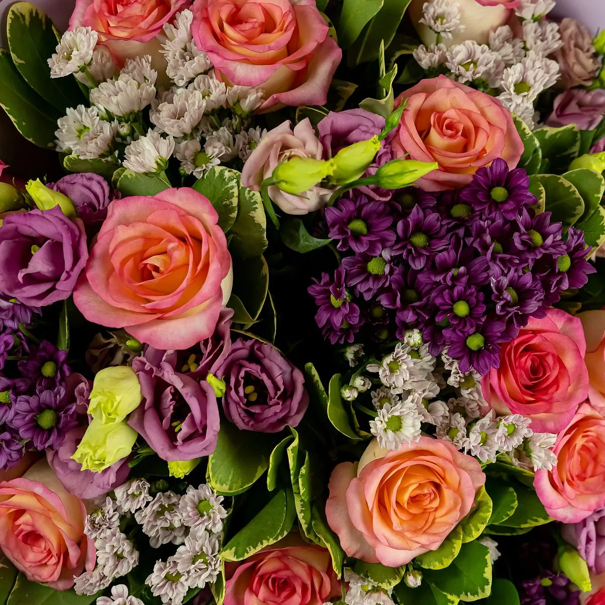 Букет из нежных роз, эустом и хризантем