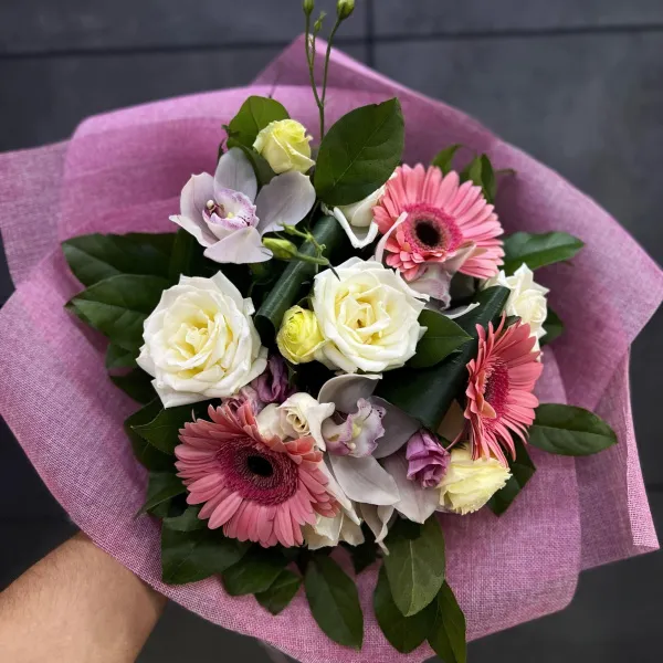 Букет из гербер, роз и эустом