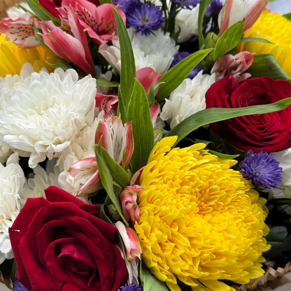 Большой букет хризантем, астер и альстромерии