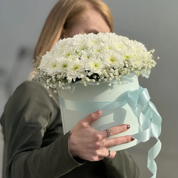 Хризантемы, гипсофилы и фрезии в коробке