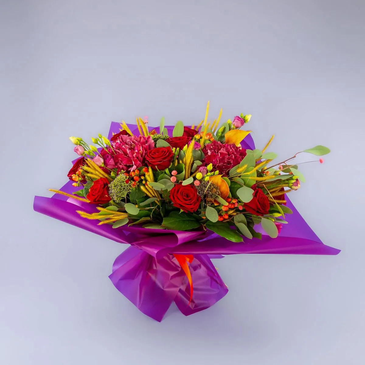 Букет из роз, гортензий и сухоцветов