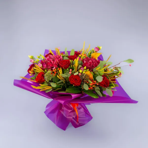 Букет из роз, гортензий и сухоцветов