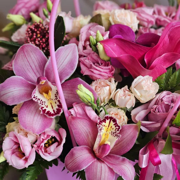 Розы, калл и эустома в коробке