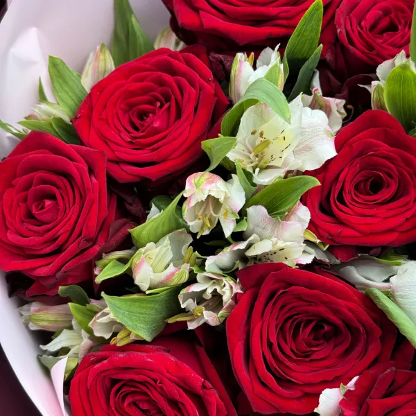 Букет из роз и альстромерии