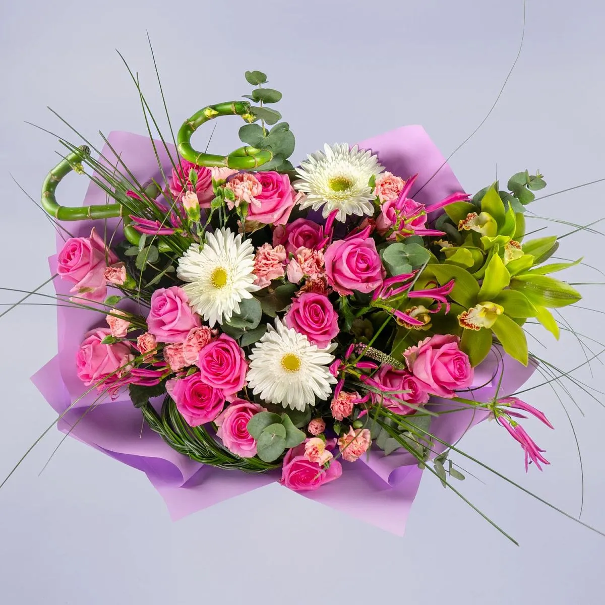 Букет из розовых гвоздик и роз