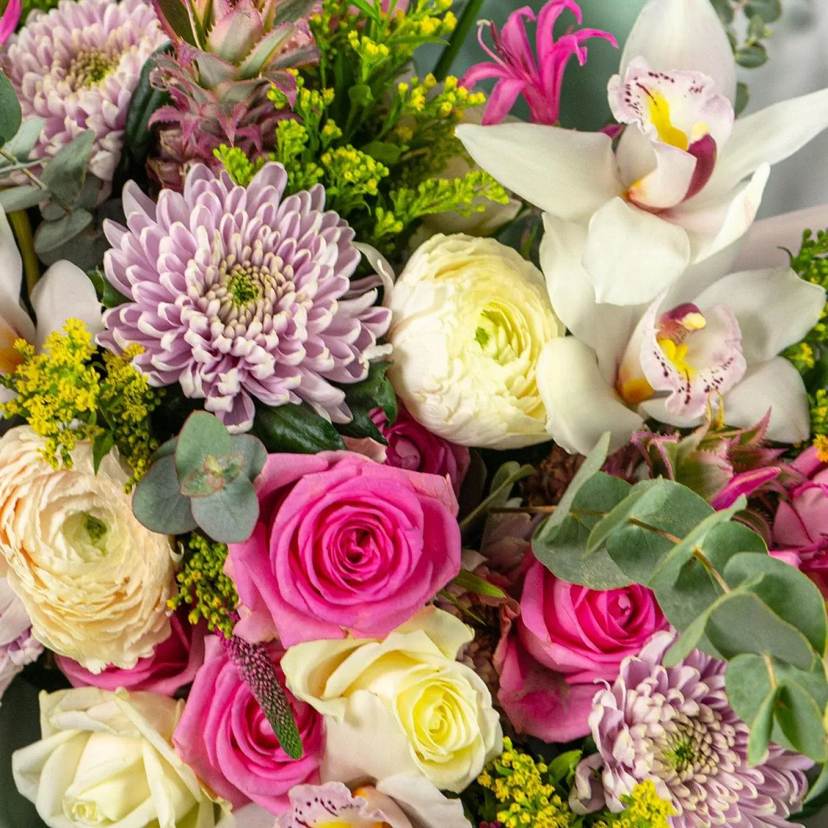 Букет из орхидеи, роз микс и ананасов