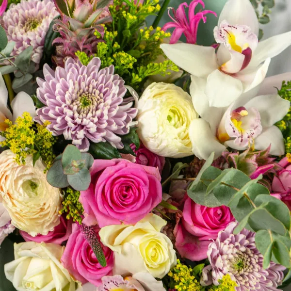 Букет из орхидеи, роз микс и ананасов