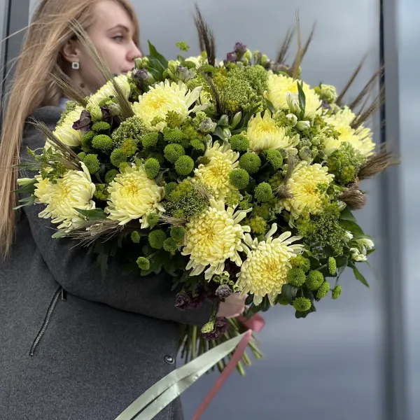 Букет из хризантем, эустом