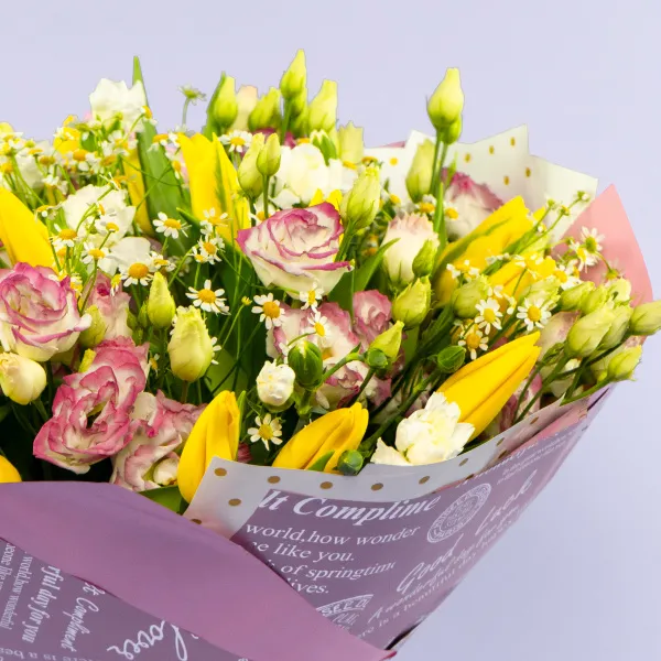 Букет из 25 тюльпанов и эустом