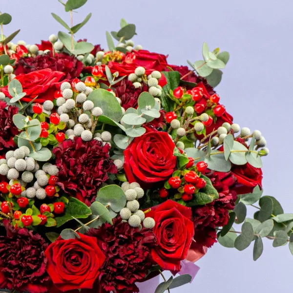 Антуриум, гвоздики и розы в коробке