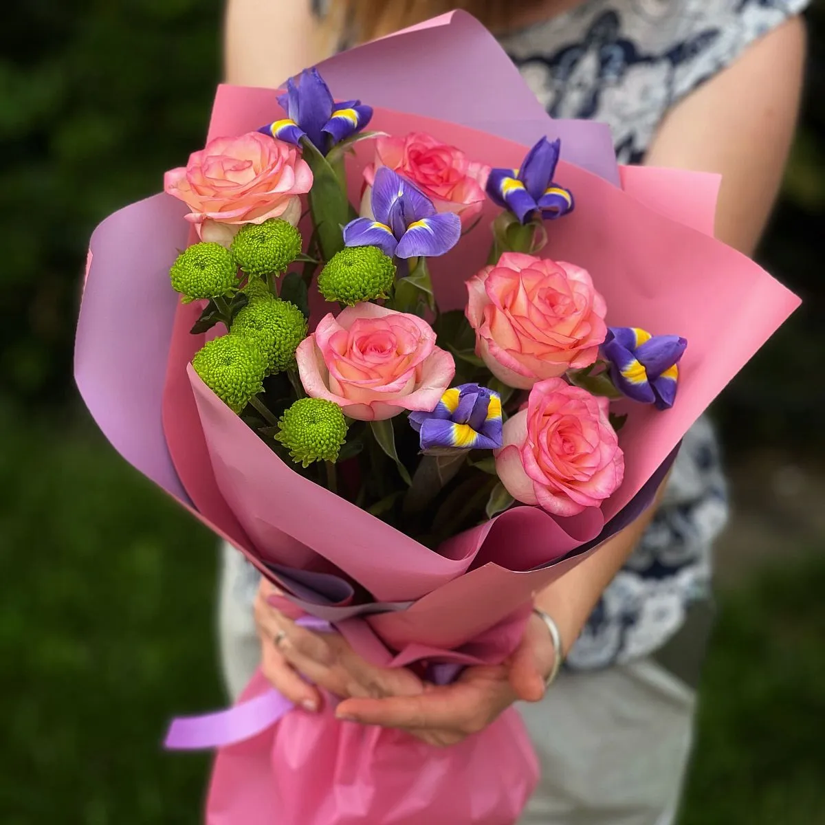Огромный букет из розовых роз и ирисов (55 см)