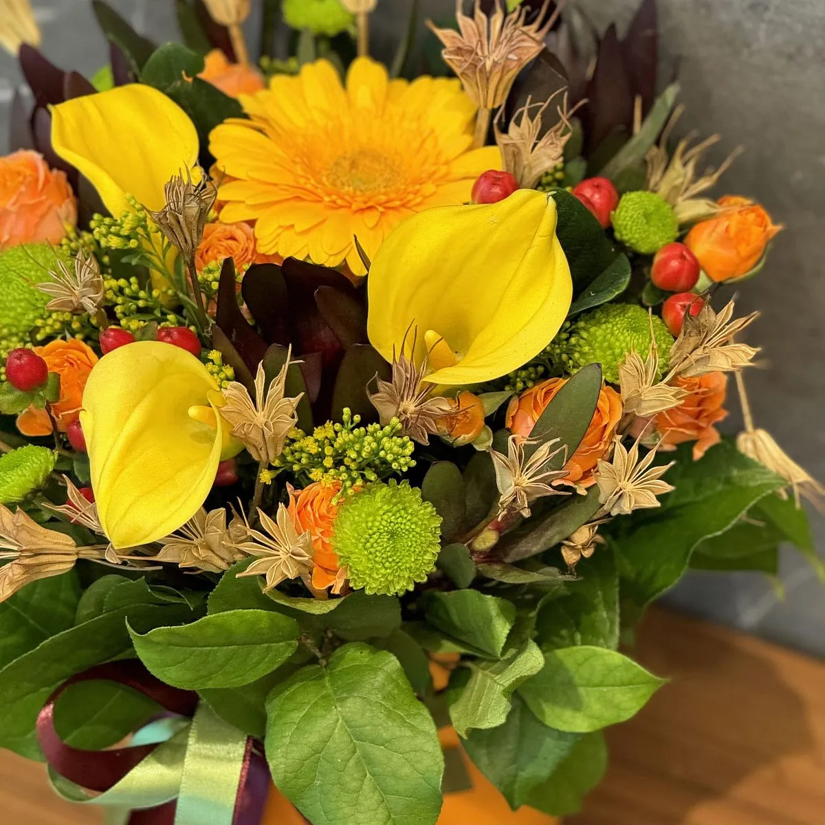 Розы, хризантемы и герберы в коробке