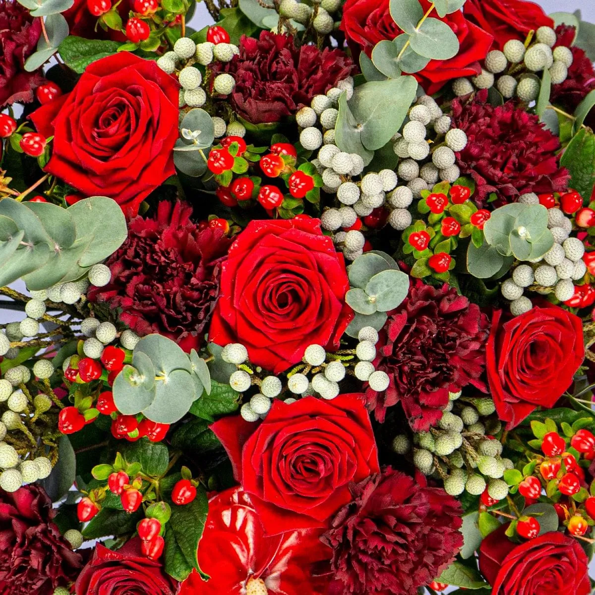 Антуриум, гвоздики и розы в коробке