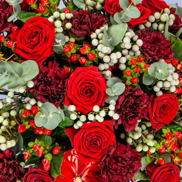 Антуриум, гвоздики и розы в коробке