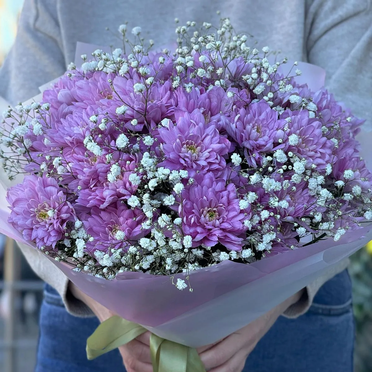 Букет из хризантем и гипсофил